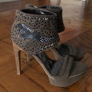 ❗️SALE❗️Carlos Santana Army Green Heels